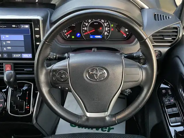 トヨタ ヴォクシー ZS 煌Ⅲ 愛媛県 2020(令2)年 4.6万km ホワイトパールクリスタルシャイン 純正１０型ナビ（NSZN-Z68T）/フルセグＴＶ/バックカメラ/両側パワースライドドア/クルーズコントロール/ＬＥＤヘッドライト/オートハイビーム/衝突軽減システム/車線逸脱警報/クリアランスソナー/ハーフレザー/禁煙車/７名乗車/取説/スペアキー