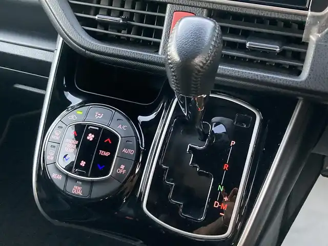 トヨタ ヴォクシー ZS 煌Ⅲ 愛媛県 2020(令2)年 4.6万km ホワイトパールクリスタルシャイン 純正１０型ナビ（NSZN-Z68T）/フルセグＴＶ/バックカメラ/両側パワースライドドア/クルーズコントロール/ＬＥＤヘッドライト/オートハイビーム/衝突軽減システム/車線逸脱警報/クリアランスソナー/ハーフレザー/禁煙車/７名乗車/取説/スペアキー