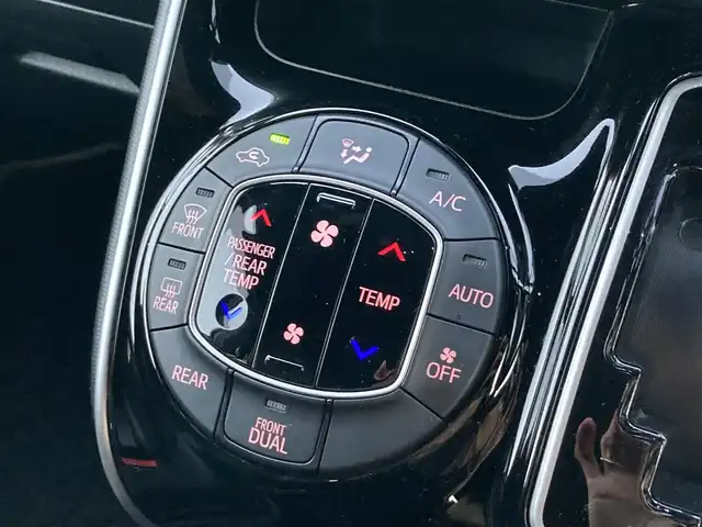 トヨタ ヴォクシー ZS 煌Ⅲ 愛媛県 2020(令2)年 4.6万km ホワイトパールクリスタルシャイン 純正１０型ナビ（NSZN-Z68T）/フルセグＴＶ/バックカメラ/両側パワースライドドア/クルーズコントロール/ＬＥＤヘッドライト/オートハイビーム/衝突軽減システム/車線逸脱警報/クリアランスソナー/ハーフレザー/禁煙車/７名乗車/取説/スペアキー