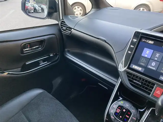 トヨタ ヴォクシー ZS 煌Ⅲ 愛媛県 2020(令2)年 4.6万km ホワイトパールクリスタルシャイン 純正１０型ナビ（NSZN-Z68T）/フルセグＴＶ/バックカメラ/両側パワースライドドア/クルーズコントロール/ＬＥＤヘッドライト/オートハイビーム/衝突軽減システム/車線逸脱警報/クリアランスソナー/ハーフレザー/禁煙車/７名乗車/取説/スペアキー