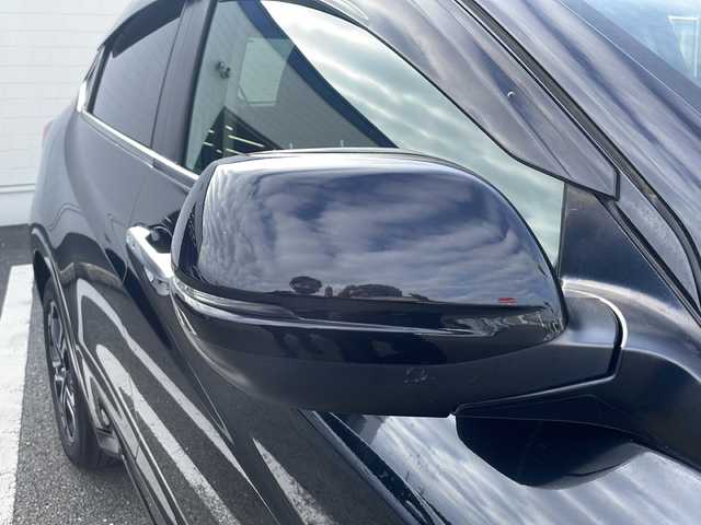 ホンダ ヴェゼル ハイブリッド Z 熊本県 2015(平27)年 10.3万km クリスタルブラックパール (株)IDOMが運営する【じしゃロン熊本店】の自社ローン対象車両になります。こちらは現金ご利用時の価格です。自社ローンご希望の方は別途その旨お申付け下さい。　/純正ナビ（VXM-152VFi）/バックカメラ/フルセグテレビ/DVD/CD/Bluetooth接続/ETC/ハーフレザーシート/シートヒーター/クルーズコントロール/LEDヘッドライト/オートライト/スマートキー/純正17インチアルミホイール