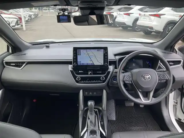 トヨタ カローラ クロス ハイブリッド Z 香川県 2022(令4)年 1.3万km プラチナホワイトパールマイカ 登録時走行距離：12752km/メーカー純正ナビ/　BT接続/全方位カメラ/プリクラッシュセーフティシステム/レーンキープアシスト/レーダークルーズコントロール/クリアランスソナー/ブラインドスポットモニター/オートハイビーム/LEDヘッドライト/オートライト/フォグランプ/レベライザヘッドライト/パワーバックドア/ビルトインETC2.0/前後ドライブレコーダー/ハーフレザーシート/シートヒーター/パワーシート/革巻きステアリング/ステアリングスイッチ/オートホールド機能付き電子パーキングブレーキ/プッシュスタート/スマートキー