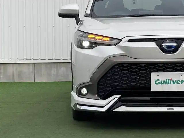 トヨタ カローラ クロス ハイブリッド Z 香川県 2022(令4)年 1.3万km プラチナホワイトパールマイカ 登録時走行距離：12752km/メーカー純正ナビ/　BT接続/全方位カメラ/プリクラッシュセーフティシステム/レーンキープアシスト/レーダークルーズコントロール/クリアランスソナー/ブラインドスポットモニター/オートハイビーム/LEDヘッドライト/オートライト/フォグランプ/レベライザヘッドライト/パワーバックドア/ビルトインETC2.0/前後ドライブレコーダー/ハーフレザーシート/シートヒーター/パワーシート/革巻きステアリング/ステアリングスイッチ/オートホールド機能付き電子パーキングブレーキ/プッシュスタート/スマートキー
