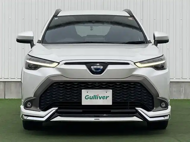 トヨタ カローラ クロス ハイブリッド Z 香川県 2022(令4)年 1.3万km プラチナホワイトパールマイカ 登録時走行距離：12752km/メーカー純正ナビ/　BT接続/全方位カメラ/プリクラッシュセーフティシステム/レーンキープアシスト/レーダークルーズコントロール/クリアランスソナー/ブラインドスポットモニター/オートハイビーム/LEDヘッドライト/オートライト/フォグランプ/レベライザヘッドライト/パワーバックドア/ビルトインETC2.0/前後ドライブレコーダー/ハーフレザーシート/シートヒーター/パワーシート/革巻きステアリング/ステアリングスイッチ/オートホールド機能付き電子パーキングブレーキ/プッシュスタート/スマートキー