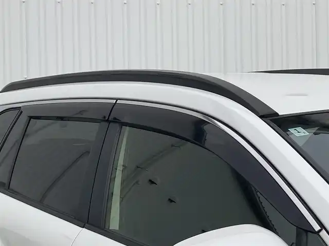 トヨタ カローラ クロス ハイブリッド Z 香川県 2022(令4)年 1.3万km プラチナホワイトパールマイカ 登録時走行距離：12752km/メーカー純正ナビ/　BT接続/全方位カメラ/プリクラッシュセーフティシステム/レーンキープアシスト/レーダークルーズコントロール/クリアランスソナー/ブラインドスポットモニター/オートハイビーム/LEDヘッドライト/オートライト/フォグランプ/レベライザヘッドライト/パワーバックドア/ビルトインETC2.0/前後ドライブレコーダー/ハーフレザーシート/シートヒーター/パワーシート/革巻きステアリング/ステアリングスイッチ/オートホールド機能付き電子パーキングブレーキ/プッシュスタート/スマートキー