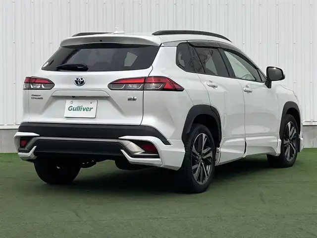 トヨタ カローラ クロス ハイブリッド Z 香川県 2022(令4)年 1.3万km プラチナホワイトパールマイカ 登録時走行距離：12752km/メーカー純正ナビ/　BT接続/全方位カメラ/プリクラッシュセーフティシステム/レーンキープアシスト/レーダークルーズコントロール/クリアランスソナー/ブラインドスポットモニター/オートハイビーム/LEDヘッドライト/オートライト/フォグランプ/レベライザヘッドライト/パワーバックドア/ビルトインETC2.0/前後ドライブレコーダー/ハーフレザーシート/シートヒーター/パワーシート/革巻きステアリング/ステアリングスイッチ/オートホールド機能付き電子パーキングブレーキ/プッシュスタート/スマートキー