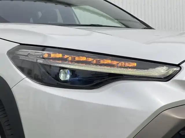 トヨタ カローラ クロス ハイブリッド Z 香川県 2022(令4)年 1.3万km プラチナホワイトパールマイカ 登録時走行距離：12752km/メーカー純正ナビ/　BT接続/全方位カメラ/プリクラッシュセーフティシステム/レーンキープアシスト/レーダークルーズコントロール/クリアランスソナー/ブラインドスポットモニター/オートハイビーム/LEDヘッドライト/オートライト/フォグランプ/レベライザヘッドライト/パワーバックドア/ビルトインETC2.0/前後ドライブレコーダー/ハーフレザーシート/シートヒーター/パワーシート/革巻きステアリング/ステアリングスイッチ/オートホールド機能付き電子パーキングブレーキ/プッシュスタート/スマートキー