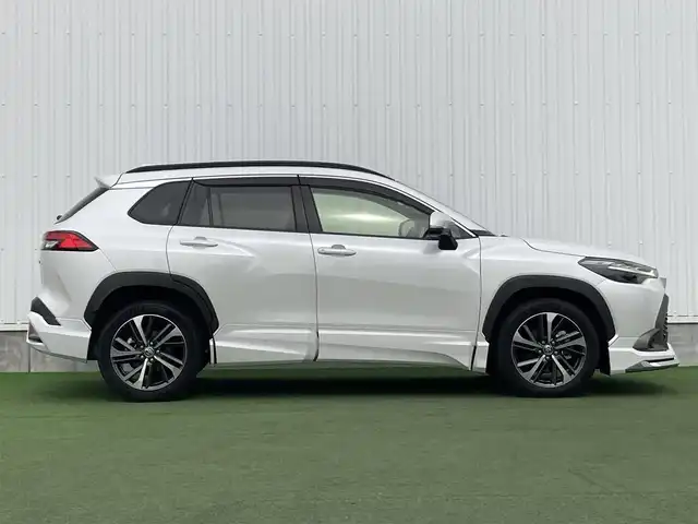 トヨタ カローラ クロス ハイブリッド Z 香川県 2022(令4)年 1.3万km プラチナホワイトパールマイカ 登録時走行距離：12752km/メーカー純正ナビ/　BT接続/全方位カメラ/プリクラッシュセーフティシステム/レーンキープアシスト/レーダークルーズコントロール/クリアランスソナー/ブラインドスポットモニター/オートハイビーム/LEDヘッドライト/オートライト/フォグランプ/レベライザヘッドライト/パワーバックドア/ビルトインETC2.0/前後ドライブレコーダー/ハーフレザーシート/シートヒーター/パワーシート/革巻きステアリング/ステアリングスイッチ/オートホールド機能付き電子パーキングブレーキ/プッシュスタート/スマートキー