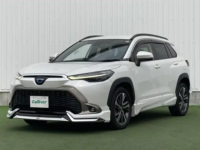 トヨタ カローラ クロス ハイブリッド Z 香川県 2022(令4)年 1.3万km プラチナホワイトパールマイカ 登録時走行距離：12752km/メーカー純正ナビ/　BT接続/全方位カメラ/プリクラッシュセーフティシステム/レーンキープアシスト/レーダークルーズコントロール/クリアランスソナー/ブラインドスポットモニター/オートハイビーム/LEDヘッドライト/オートライト/フォグランプ/レベライザヘッドライト/パワーバックドア/ビルトインETC2.0/前後ドライブレコーダー/ハーフレザーシート/シートヒーター/パワーシート/革巻きステアリング/ステアリングスイッチ/オートホールド機能付き電子パーキングブレーキ/プッシュスタート/スマートキー