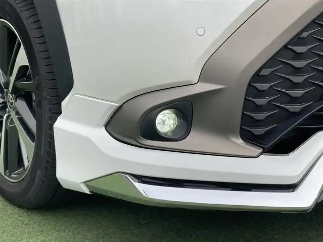 トヨタ カローラ クロス ハイブリッド Z 香川県 2022(令4)年 1.3万km プラチナホワイトパールマイカ 登録時走行距離：12752km/メーカー純正ナビ/　BT接続/全方位カメラ/プリクラッシュセーフティシステム/レーンキープアシスト/レーダークルーズコントロール/クリアランスソナー/ブラインドスポットモニター/オートハイビーム/LEDヘッドライト/オートライト/フォグランプ/レベライザヘッドライト/パワーバックドア/ビルトインETC2.0/前後ドライブレコーダー/ハーフレザーシート/シートヒーター/パワーシート/革巻きステアリング/ステアリングスイッチ/オートホールド機能付き電子パーキングブレーキ/プッシュスタート/スマートキー