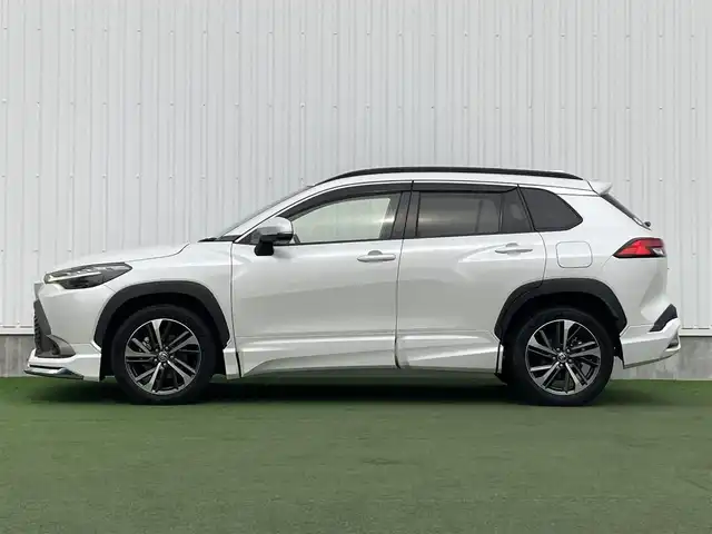 トヨタ カローラ クロス ハイブリッド Z 香川県 2022(令4)年 1.3万km プラチナホワイトパールマイカ 登録時走行距離：12752km/メーカー純正ナビ/　BT接続/全方位カメラ/プリクラッシュセーフティシステム/レーンキープアシスト/レーダークルーズコントロール/クリアランスソナー/ブラインドスポットモニター/オートハイビーム/LEDヘッドライト/オートライト/フォグランプ/レベライザヘッドライト/パワーバックドア/ビルトインETC2.0/前後ドライブレコーダー/ハーフレザーシート/シートヒーター/パワーシート/革巻きステアリング/ステアリングスイッチ/オートホールド機能付き電子パーキングブレーキ/プッシュスタート/スマートキー