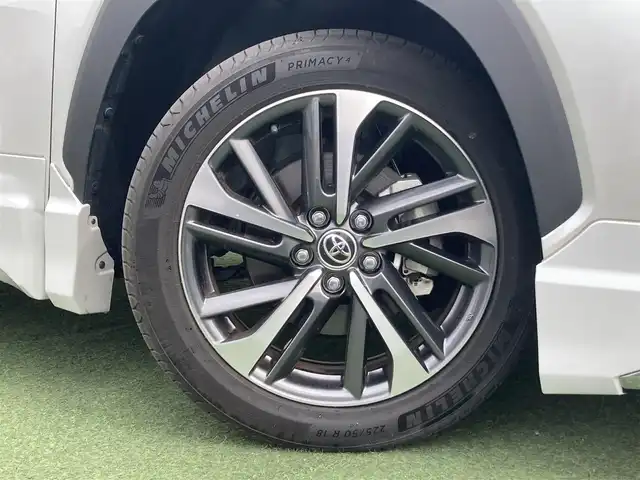 トヨタ カローラ クロス ハイブリッド Z 香川県 2022(令4)年 1.3万km プラチナホワイトパールマイカ 登録時走行距離：12752km/メーカー純正ナビ/　BT接続/全方位カメラ/プリクラッシュセーフティシステム/レーンキープアシスト/レーダークルーズコントロール/クリアランスソナー/ブラインドスポットモニター/オートハイビーム/LEDヘッドライト/オートライト/フォグランプ/レベライザヘッドライト/パワーバックドア/ビルトインETC2.0/前後ドライブレコーダー/ハーフレザーシート/シートヒーター/パワーシート/革巻きステアリング/ステアリングスイッチ/オートホールド機能付き電子パーキングブレーキ/プッシュスタート/スマートキー