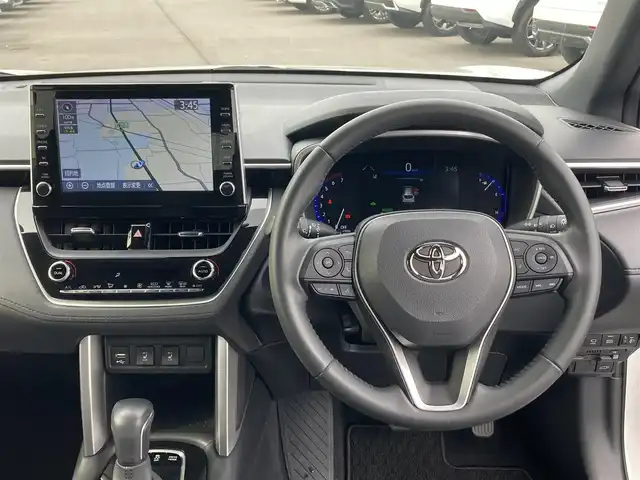 トヨタ カローラ クロス ハイブリッド Z 香川県 2022(令4)年 1.3万km プラチナホワイトパールマイカ 登録時走行距離：12752km/メーカー純正ナビ/　BT接続/全方位カメラ/プリクラッシュセーフティシステム/レーンキープアシスト/レーダークルーズコントロール/クリアランスソナー/ブラインドスポットモニター/オートハイビーム/LEDヘッドライト/オートライト/フォグランプ/レベライザヘッドライト/パワーバックドア/ビルトインETC2.0/前後ドライブレコーダー/ハーフレザーシート/シートヒーター/パワーシート/革巻きステアリング/ステアリングスイッチ/オートホールド機能付き電子パーキングブレーキ/プッシュスタート/スマートキー