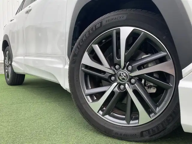 トヨタ カローラ クロス ハイブリッド Z 香川県 2022(令4)年 1.3万km プラチナホワイトパールマイカ 登録時走行距離：12752km/メーカー純正ナビ/　BT接続/全方位カメラ/プリクラッシュセーフティシステム/レーンキープアシスト/レーダークルーズコントロール/クリアランスソナー/ブラインドスポットモニター/オートハイビーム/LEDヘッドライト/オートライト/フォグランプ/レベライザヘッドライト/パワーバックドア/ビルトインETC2.0/前後ドライブレコーダー/ハーフレザーシート/シートヒーター/パワーシート/革巻きステアリング/ステアリングスイッチ/オートホールド機能付き電子パーキングブレーキ/プッシュスタート/スマートキー