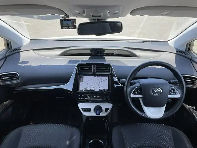 トヨタ プリウス A 道央・札幌 2018(平30)年 15.4万km ホワイトパールクリスタルシャイン 寒冷地仕様/純正ディーラーOPナビ/CD/DVD/BT/フルセグ/プリクラッシュセーフティ/横滑り防止装置/レーダークルーズコントロール/レーンキープアシスト/パーキングセンサー/クリアランスソナー/ブラインドスポットモニター/バックカメラ/ビルトインETC/ドライブレコーダー/HUD/ワイパーデアイサー/EVMODE/DRIVEMODE切替/自動防眩ミラー/革巻きステアリング/ステアリングリモコン/プッシュスタート/スマートキー/LEDヘッドライト/オートライト/オートハイビーム/フォグランプ/電動格納ミラー/ヒーテッドドアミラー/ウィンカーミラー/純正フロアマット/ドアバイザー/社外AW付冬タイヤ積込/（純正ホイールキャップ有）/195/65/R15/2023年/山8mm