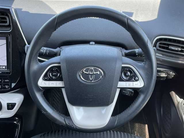 トヨタ プリウス A 道央・札幌 2018(平30)年 15.4万km ホワイトパールクリスタルシャイン 寒冷地仕様/純正ディーラーOPナビ/CD/DVD/BT/フルセグ/プリクラッシュセーフティ/横滑り防止装置/レーダークルーズコントロール/レーンキープアシスト/パーキングセンサー/クリアランスソナー/ブラインドスポットモニター/バックカメラ/ビルトインETC/ドライブレコーダー/HUD/ワイパーデアイサー/EVMODE/DRIVEMODE切替/自動防眩ミラー/革巻きステアリング/ステアリングリモコン/プッシュスタート/スマートキー/LEDヘッドライト/オートライト/オートハイビーム/フォグランプ/電動格納ミラー/ヒーテッドドアミラー/ウィンカーミラー/純正フロアマット/ドアバイザー/社外AW付冬タイヤ積込/（純正ホイールキャップ有）/195/65/R15/2023年/山8mm