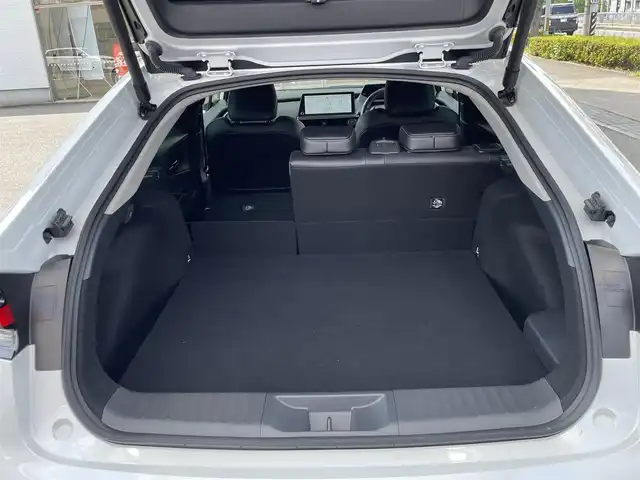 トヨタ プリウス Z 愛知県 2024(令6)年 0.5万km プラチナホワイトパールマイカ /禁煙車//純正メモリナビ//12.3インチディスプレイ・フルセグTV・Bluetooth・AM・FM・USB・Apple CarPlay・Android Auto//パノラミックビューモニター//ETC2.0//前後ドライブレコーダー//パワーバックドア//スペアタイヤ//純正19インチアルミホイール//LEDオートライト//オートマチックハイビーム//Toyota Safety System//プリクラッシュセーフティ//緊急時操舵支援//フロントクロストラフィックアラート//レーンチェンジアシスト//レーントレーシングアシスト//レーンディパーチャーアラート//レーダークルーズコントロール//ロードサインアシスト//ドライバー異常時対応システム//プロアクティブドライビングシスト//発進遅れ告知//ブラインドスポットモニター//安心降車アシスト//車両接近告知//トヨタチームメイト(アドバンストパーク)//パーキングサポートブレーキ//横滑り防止//トラクションコントロール//ヒルスタートアシスト//合皮シート//運転席パワーシート