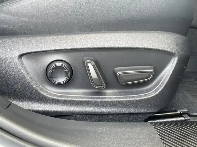 トヨタ プリウス Z 愛知県 2024(令6)年 0.5万km プラチナホワイトパールマイカ /禁煙車//純正メモリナビ//12.3インチディスプレイ・フルセグTV・Bluetooth・AM・FM・USB・Apple CarPlay・Android Auto//パノラミックビューモニター//ETC2.0//前後ドライブレコーダー//パワーバックドア//スペアタイヤ//純正19インチアルミホイール//LEDオートライト//オートマチックハイビーム//Toyota Safety System//プリクラッシュセーフティ//緊急時操舵支援//フロントクロストラフィックアラート//レーンチェンジアシスト//レーントレーシングアシスト//レーンディパーチャーアラート//レーダークルーズコントロール//ロードサインアシスト//ドライバー異常時対応システム//プロアクティブドライビングシスト//発進遅れ告知//ブラインドスポットモニター//安心降車アシスト//車両接近告知//トヨタチームメイト(アドバンストパーク)//パーキングサポートブレーキ//横滑り防止//トラクションコントロール//ヒルスタートアシスト//合皮シート//運転席パワーシート