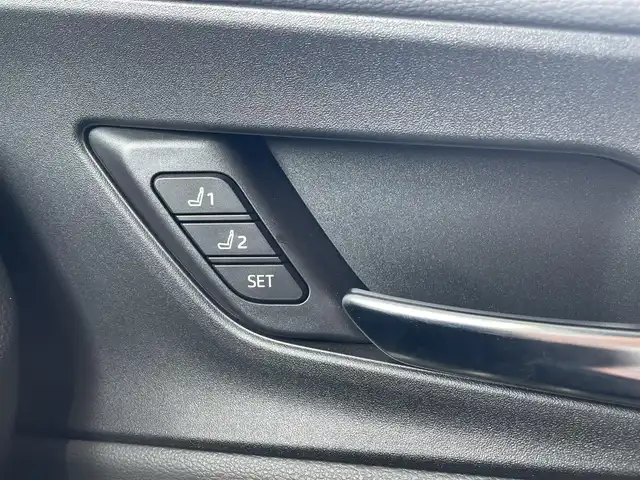 トヨタ プリウス Z 愛知県 2024(令6)年 0.5万km プラチナホワイトパールマイカ /禁煙車//純正メモリナビ//12.3インチディスプレイ・フルセグTV・Bluetooth・AM・FM・USB・Apple CarPlay・Android Auto//パノラミックビューモニター//ETC2.0//前後ドライブレコーダー//パワーバックドア//スペアタイヤ//純正19インチアルミホイール//LEDオートライト//オートマチックハイビーム//Toyota Safety System//プリクラッシュセーフティ//緊急時操舵支援//フロントクロストラフィックアラート//レーンチェンジアシスト//レーントレーシングアシスト//レーンディパーチャーアラート//レーダークルーズコントロール//ロードサインアシスト//ドライバー異常時対応システム//プロアクティブドライビングシスト//発進遅れ告知//ブラインドスポットモニター//安心降車アシスト//車両接近告知//トヨタチームメイト(アドバンストパーク)//パーキングサポートブレーキ//横滑り防止//トラクションコントロール//ヒルスタートアシスト//合皮シート//運転席パワーシート