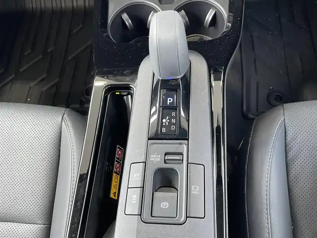 トヨタ プリウス Z 愛知県 2024(令6)年 0.5万km プラチナホワイトパールマイカ /禁煙車//純正メモリナビ//12.3インチディスプレイ・フルセグTV・Bluetooth・AM・FM・USB・Apple CarPlay・Android Auto//パノラミックビューモニター//ETC2.0//前後ドライブレコーダー//パワーバックドア//スペアタイヤ//純正19インチアルミホイール//LEDオートライト//オートマチックハイビーム//Toyota Safety System//プリクラッシュセーフティ//緊急時操舵支援//フロントクロストラフィックアラート//レーンチェンジアシスト//レーントレーシングアシスト//レーンディパーチャーアラート//レーダークルーズコントロール//ロードサインアシスト//ドライバー異常時対応システム//プロアクティブドライビングシスト//発進遅れ告知//ブラインドスポットモニター//安心降車アシスト//車両接近告知//トヨタチームメイト(アドバンストパーク)//パーキングサポートブレーキ//横滑り防止//トラクションコントロール//ヒルスタートアシスト//合皮シート//運転席パワーシート