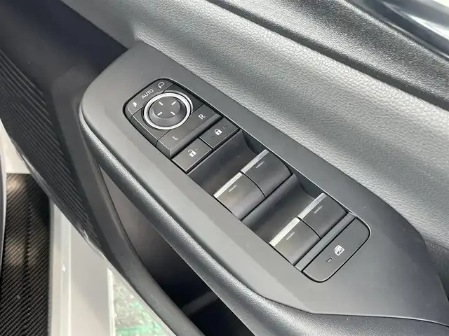 トヨタ プリウス Z 愛知県 2024(令6)年 0.5万km プラチナホワイトパールマイカ /禁煙車//純正メモリナビ//12.3インチディスプレイ・フルセグTV・Bluetooth・AM・FM・USB・Apple CarPlay・Android Auto//パノラミックビューモニター//ETC2.0//前後ドライブレコーダー//パワーバックドア//スペアタイヤ//純正19インチアルミホイール//LEDオートライト//オートマチックハイビーム//Toyota Safety System//プリクラッシュセーフティ//緊急時操舵支援//フロントクロストラフィックアラート//レーンチェンジアシスト//レーントレーシングアシスト//レーンディパーチャーアラート//レーダークルーズコントロール//ロードサインアシスト//ドライバー異常時対応システム//プロアクティブドライビングシスト//発進遅れ告知//ブラインドスポットモニター//安心降車アシスト//車両接近告知//トヨタチームメイト(アドバンストパーク)//パーキングサポートブレーキ//横滑り防止//トラクションコントロール//ヒルスタートアシスト//合皮シート//運転席パワーシート