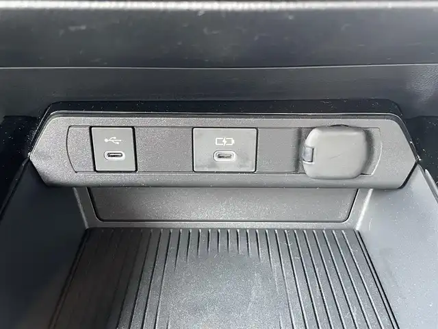 トヨタ プリウス Z 愛知県 2024(令6)年 0.5万km プラチナホワイトパールマイカ /禁煙車//純正メモリナビ//12.3インチディスプレイ・フルセグTV・Bluetooth・AM・FM・USB・Apple CarPlay・Android Auto//パノラミックビューモニター//ETC2.0//前後ドライブレコーダー//パワーバックドア//スペアタイヤ//純正19インチアルミホイール//LEDオートライト//オートマチックハイビーム//Toyota Safety System//プリクラッシュセーフティ//緊急時操舵支援//フロントクロストラフィックアラート//レーンチェンジアシスト//レーントレーシングアシスト//レーンディパーチャーアラート//レーダークルーズコントロール//ロードサインアシスト//ドライバー異常時対応システム//プロアクティブドライビングシスト//発進遅れ告知//ブラインドスポットモニター//安心降車アシスト//車両接近告知//トヨタチームメイト(アドバンストパーク)//パーキングサポートブレーキ//横滑り防止//トラクションコントロール//ヒルスタートアシスト//合皮シート//運転席パワーシート