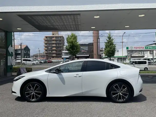 トヨタ プリウス Z 愛知県 2024(令6)年 0.5万km プラチナホワイトパールマイカ /禁煙車//純正メモリナビ//12.3インチディスプレイ・フルセグTV・Bluetooth・AM・FM・USB・Apple CarPlay・Android Auto//パノラミックビューモニター//ETC2.0//前後ドライブレコーダー//パワーバックドア//スペアタイヤ//純正19インチアルミホイール//LEDオートライト//オートマチックハイビーム//Toyota Safety System//プリクラッシュセーフティ//緊急時操舵支援//フロントクロストラフィックアラート//レーンチェンジアシスト//レーントレーシングアシスト//レーンディパーチャーアラート//レーダークルーズコントロール//ロードサインアシスト//ドライバー異常時対応システム//プロアクティブドライビングシスト//発進遅れ告知//ブラインドスポットモニター//安心降車アシスト//車両接近告知//トヨタチームメイト(アドバンストパーク)//パーキングサポートブレーキ//横滑り防止//トラクションコントロール//ヒルスタートアシスト//合皮シート//運転席パワーシート