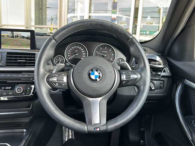 ＢＭＷ ３２０ｄ Mスポーツ 静岡県 2018(平30)年 1.9万km 白 純正ナビ/CD/DVD/Bluetooth/USB/FM/AM/フルセグ/主要装備/・コーナーセンサー　/・シートメモリー　/・純正ナビ　/・レーダークルーズコントロール　/・ＳＯＳコール　/・スマートキー　/・ステアリングリモコン　/・オートライト　/・レーンキープアシスト　/・シートヒーター　/・パワーシート　/・保証書/・LEDヘッドライト/・盗難防止装置/・横滑り防止装置/・純正アルミホイール/・