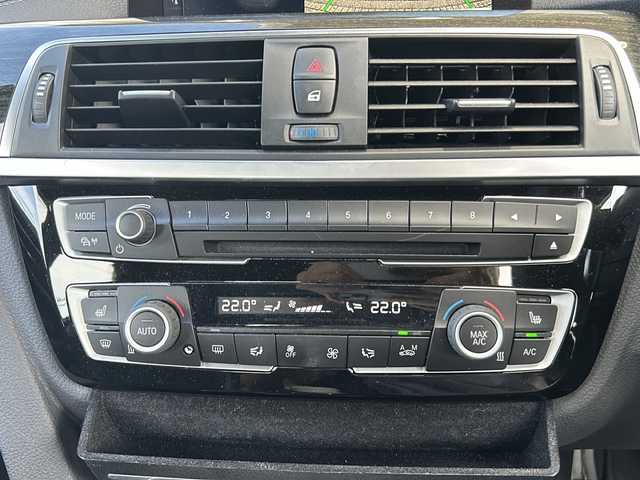 ＢＭＷ ３２０ｄ Mスポーツ 静岡県 2018(平30)年 1.9万km 白 純正ナビ/CD/DVD/Bluetooth/USB/FM/AM/フルセグ/主要装備/・コーナーセンサー　/・シートメモリー　/・純正ナビ　/・レーダークルーズコントロール　/・ＳＯＳコール　/・スマートキー　/・ステアリングリモコン　/・オートライト　/・レーンキープアシスト　/・シートヒーター　/・パワーシート　/・保証書/・LEDヘッドライト/・盗難防止装置/・横滑り防止装置/・純正アルミホイール/・
