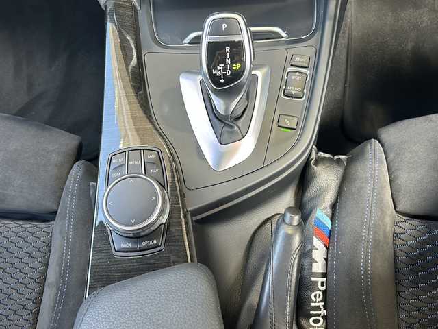 ＢＭＷ ３２０ｄ Mスポーツ 静岡県 2018(平30)年 1.9万km 白 純正ナビ/CD/DVD/Bluetooth/USB/FM/AM/フルセグ/主要装備/・コーナーセンサー　/・シートメモリー　/・純正ナビ　/・レーダークルーズコントロール　/・ＳＯＳコール　/・スマートキー　/・ステアリングリモコン　/・オートライト　/・レーンキープアシスト　/・シートヒーター　/・パワーシート　/・保証書/・LEDヘッドライト/・盗難防止装置/・横滑り防止装置/・純正アルミホイール/・