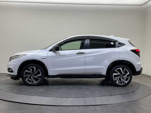 ホンダ ヴェゼル ハイブリッド RS ホンダセンシング 愛媛県 2021(令3)年 3.8万km プラチナホワイトパール 純正8型ナビ（VXM-205VFEi)/DVD　Bluetooth/前後ドライブレコーダー　/シートヒーター　/ビルドインETC/Honda SENSING（衝突軽減ブレーキ〈CMBS〉、誤発進抑制機能、歩行者事故低減ステアリング、/路外逸脱抑制機能、ACC〈アダプティブ・クルーズ・コントロール〉、LKAS〈車線維持支援システム〉、/先行車発進お知らせ機能、標識認識機能）/コンビシート＆専用インテリア【ウルトラスエート】/ボディーロアーガーニッシュ（RS仕様）/（フロントバンパーロアーガーニッシュ、サイドシルガーニッシュ、/リアバンパーロアーガーニッシュ、ホイールアーチプロテクター）