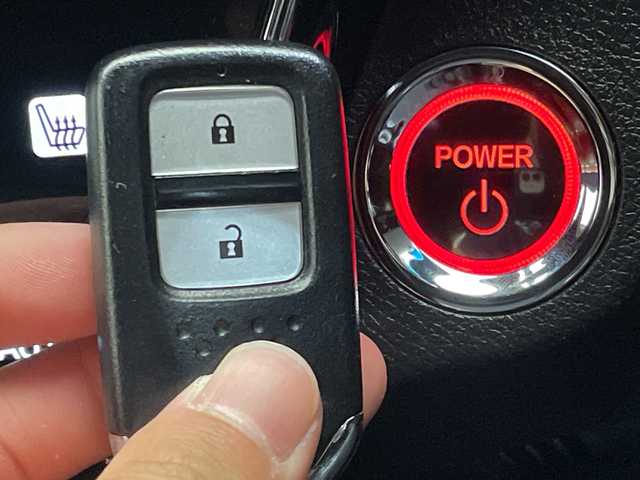 ホンダ ヴェゼル ハイブリッド RS ホンダセンシング 愛媛県 2021(令3)年 3.8万km プラチナホワイトパール 純正8型ナビ（VXM-205VFEi)/DVD　Bluetooth/前後ドライブレコーダー　/シートヒーター　/ビルドインETC/Honda SENSING（衝突軽減ブレーキ〈CMBS〉、誤発進抑制機能、歩行者事故低減ステアリング、/路外逸脱抑制機能、ACC〈アダプティブ・クルーズ・コントロール〉、LKAS〈車線維持支援システム〉、/先行車発進お知らせ機能、標識認識機能）/コンビシート＆専用インテリア【ウルトラスエート】/ボディーロアーガーニッシュ（RS仕様）/（フロントバンパーロアーガーニッシュ、サイドシルガーニッシュ、/リアバンパーロアーガーニッシュ、ホイールアーチプロテクター）