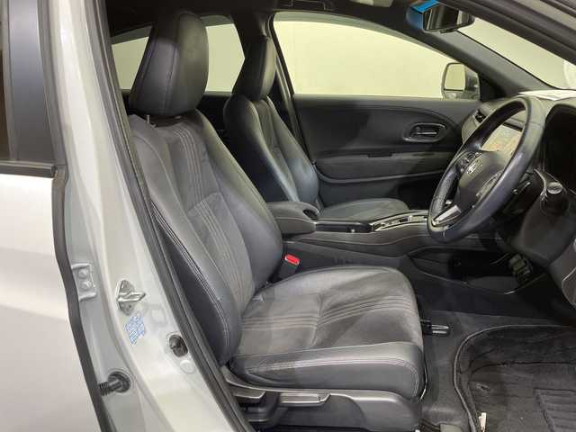 ホンダ ヴェゼル ハイブリッド RS ホンダセンシング 愛媛県 2021(令3)年 3.8万km プラチナホワイトパール 純正8型ナビ（VXM-205VFEi)/DVD　Bluetooth/前後ドライブレコーダー　/シートヒーター　/ビルドインETC/Honda SENSING（衝突軽減ブレーキ〈CMBS〉、誤発進抑制機能、歩行者事故低減ステアリング、/路外逸脱抑制機能、ACC〈アダプティブ・クルーズ・コントロール〉、LKAS〈車線維持支援システム〉、/先行車発進お知らせ機能、標識認識機能）/コンビシート＆専用インテリア【ウルトラスエート】/ボディーロアーガーニッシュ（RS仕様）/（フロントバンパーロアーガーニッシュ、サイドシルガーニッシュ、/リアバンパーロアーガーニッシュ、ホイールアーチプロテクター）