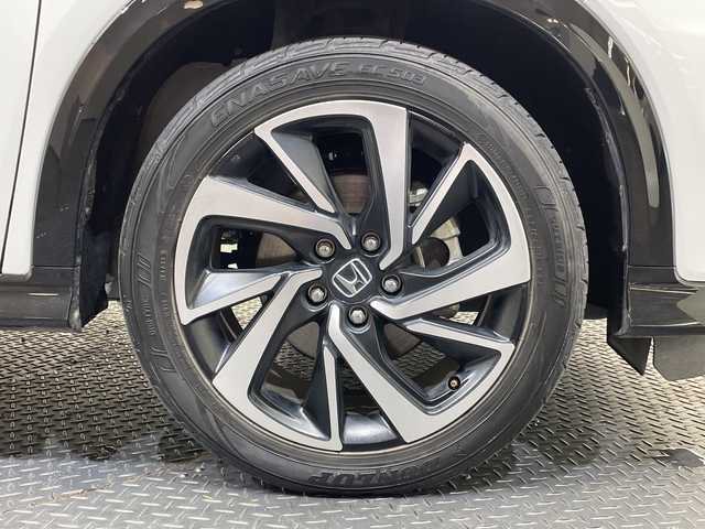 ホンダ ヴェゼル ハイブリッド RS ホンダセンシング 愛媛県 2021(令3)年 3.8万km プラチナホワイトパール 純正8型ナビ（VXM-205VFEi)/DVD　Bluetooth/前後ドライブレコーダー　/シートヒーター　/ビルドインETC/Honda SENSING（衝突軽減ブレーキ〈CMBS〉、誤発進抑制機能、歩行者事故低減ステアリング、/路外逸脱抑制機能、ACC〈アダプティブ・クルーズ・コントロール〉、LKAS〈車線維持支援システム〉、/先行車発進お知らせ機能、標識認識機能）/コンビシート＆専用インテリア【ウルトラスエート】/ボディーロアーガーニッシュ（RS仕様）/（フロントバンパーロアーガーニッシュ、サイドシルガーニッシュ、/リアバンパーロアーガーニッシュ、ホイールアーチプロテクター）