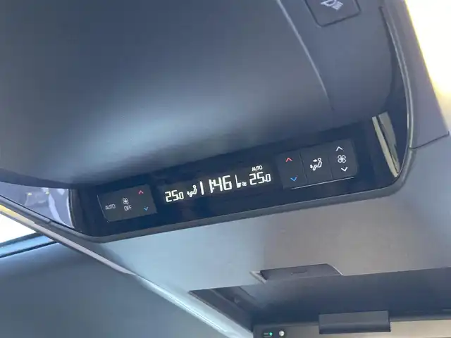 トヨタ ヴェルファイア ハイブリット Z プレミア 愛媛県 2023(令5)年 1.7万km ブラック メーカーオプションナビ/・フルセグTV/UBS/Bluetooth/置くだけ充電/全方位モニター/・バック/フロントカメラ/フリップダウンモニター/サンルーフ/両側パワースライドドア/ユニバーサルステップ/パワーバックドア/2列目電動サンシェード/デジタルインナーミラー/茶革シート/・D/Nパワーシート/・Dメモリーシート/・全席シートヒーター/エアーシート/・2列目電動リクライニング/オットマンシート/ステアリングヒーター/ETC2.0/パドルシフト/衝突軽減ブレーキ/レーンキープアシスト/レーダークルーズコントロール/クリアランスソナー/パーキングサポートブレーキ/ロードサインアシスタント/安心降車アシスト/アドバンスドパーキング/LEDオートライト/・オートハイビーム/ヘッドアップディスプレイ