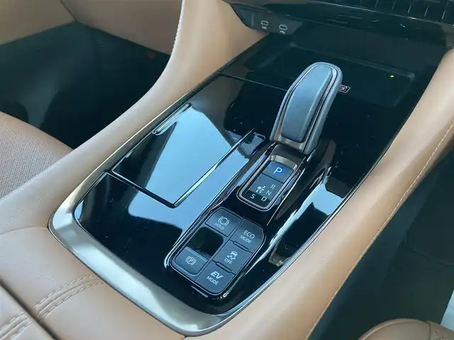 トヨタ ヴェルファイア ハイブリット Z プレミア 愛媛県 2023(令5)年 1.7万km ブラック メーカーオプションナビ/・フルセグTV/UBS/Bluetooth/置くだけ充電/全方位モニター/・バック/フロントカメラ/フリップダウンモニター/サンルーフ/両側パワースライドドア/ユニバーサルステップ/パワーバックドア/2列目電動サンシェード/デジタルインナーミラー/茶革シート/・D/Nパワーシート/・Dメモリーシート/・全席シートヒーター/エアーシート/・2列目電動リクライニング/オットマンシート/ステアリングヒーター/ETC2.0/パドルシフト/衝突軽減ブレーキ/レーンキープアシスト/レーダークルーズコントロール/クリアランスソナー/パーキングサポートブレーキ/ロードサインアシスタント/安心降車アシスト/アドバンスドパーキング/LEDオートライト/・オートハイビーム/ヘッドアップディスプレイ