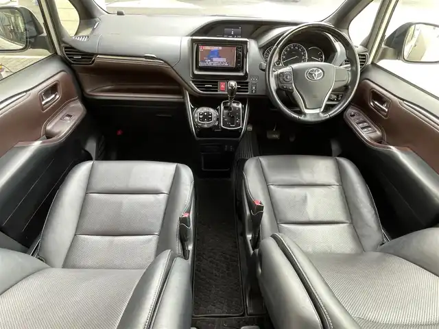 トヨタ エスクァイア Gi 群馬県 2016(平28)年 11.8万km ホワイトパールクリスタルシャイン 純正ナビ(NSZN-W64T)/(CD/DVD/SD/BT/フルセグTV)/バックカメラ/純正フリップダウンモニター/クルーズコントロール/ビルトイン2.0ETC/両側パワースライドドア/衝突軽減ブレーキ/レーンキープアシスト/MTモード付AT/前席シートヒーター/オートライト/電動格納ミラー＆ウインカーミラー/純正フロアマット/スマートキー×２/保証書＆取説