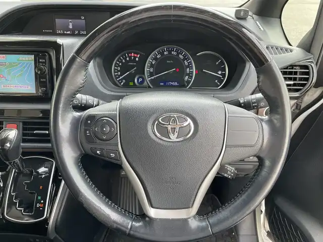 トヨタ エスクァイア Gi 群馬県 2016(平28)年 11.8万km ホワイトパールクリスタルシャイン 純正ナビ(NSZN-W64T)/(CD/DVD/SD/BT/フルセグTV)/バックカメラ/純正フリップダウンモニター/クルーズコントロール/ビルトイン2.0ETC/両側パワースライドドア/衝突軽減ブレーキ/レーンキープアシスト/MTモード付AT/前席シートヒーター/オートライト/電動格納ミラー＆ウインカーミラー/純正フロアマット/スマートキー×２/保証書＆取説