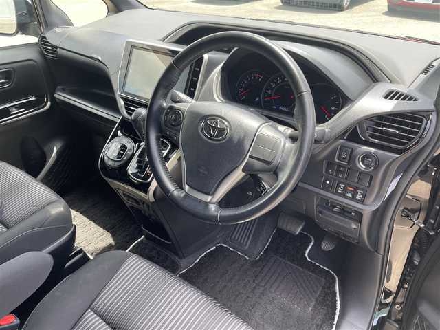 トヨタ ヴォクシー ZS 煌 福岡県 2018(平30)年 9.4万km ブラック 横滑り防止機能/盗難防止/衝突被害軽減ブレーキ/オートマチックハイビーム/ドラレコ/Bカメ/ACC/純正ナビ/Bluetooth/CD/USB/HDMI/SD/フルセグTV/ビルトインETC/純正フロアマット/純正AW/ウォークスルー/3列シート/両側パワースライドドア/WAC/Dualエアコン/ECOmode