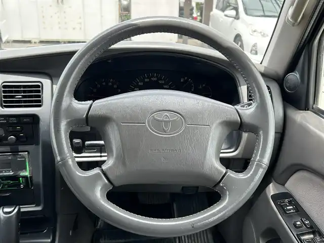 トヨタ ハイラックス サーフ SSR－G ワイド 福島県 2002(平14)年 11.7万km ホワイト/シルバーM ４ＷＤ/Ｃａｒｒｏｚｚｅｒｉａオーディオ/・ＣＤ/・ＡＭ/・ＦＭ/・音楽再生（USB接続）/オートエアコン/バックドアガラス開閉/ＡＣ１００Ｖ/ハロゲンヘッドライト/純正フロアマット/純正ドアバイザー/Ｗエアバック/スペアキー