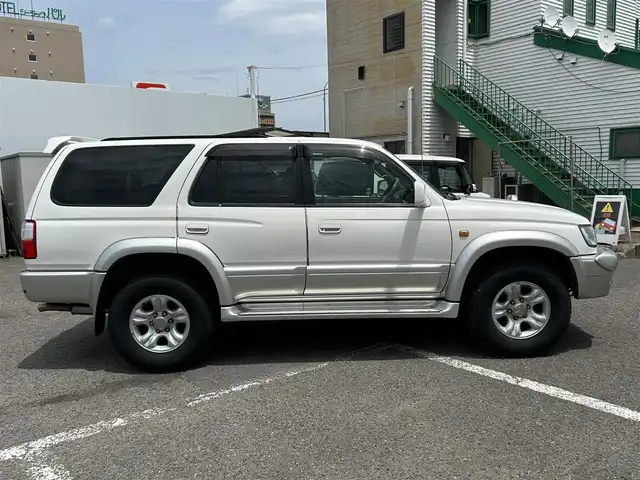トヨタ ハイラックス サーフ SSR－G ワイド 福島県 2002(平14)年 11.7万km ホワイト/シルバーM ４ＷＤ/Ｃａｒｒｏｚｚｅｒｉａオーディオ/・ＣＤ/・ＡＭ/・ＦＭ/・音楽再生（USB接続）/オートエアコン/バックドアガラス開閉/ＡＣ１００Ｖ/ハロゲンヘッドライト/純正フロアマット/純正ドアバイザー/Ｗエアバック/スペアキー