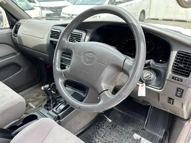 トヨタ ハイラックス サーフ SSR－G ワイド 福島県 2002(平14)年 11.7万km ホワイト/シルバーM ４ＷＤ/Ｃａｒｒｏｚｚｅｒｉａオーディオ/・ＣＤ/・ＡＭ/・ＦＭ/・音楽再生（USB接続）/オートエアコン/バックドアガラス開閉/ＡＣ１００Ｖ/ハロゲンヘッドライト/純正フロアマット/純正ドアバイザー/Ｗエアバック/スペアキー