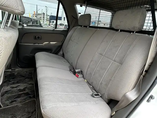 トヨタ ハイラックス サーフ SSR－G ワイド 福島県 2002(平14)年 11.7万km ホワイト/シルバーM ４ＷＤ/Ｃａｒｒｏｚｚｅｒｉａオーディオ/・ＣＤ/・ＡＭ/・ＦＭ/・音楽再生（USB接続）/オートエアコン/バックドアガラス開閉/ＡＣ１００Ｖ/ハロゲンヘッドライト/純正フロアマット/純正ドアバイザー/Ｗエアバック/スペアキー