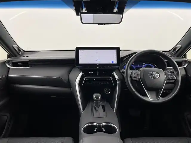 トヨタ ハリアー ハイブリッド Z レザーパッケージ 群馬県 2023(令5)年 1.9万km プレシャスブラックパール パノラミックビューモニター(床下透過表示機能付)/アクセサリーコンセント(AC100V)/＝＝＝＝＝/ディスプレイオーディオ(コネクティッドナビ対応)Plus/・12.3インチHDディスプレイ/・AM/FM/Bluetooth/USB/フルセグTV/・AppleCarPlay/AndroidAuto/JBLサウンド/ブラック本革シート/前席パワーシート/シートヒーター/シートベンチレーション/運転席メモリー機能付/ステアリングヒーター/ステアリングスイッチ/ハンズフリーパワーバックドア(挟み込防止機能/停止位置メモリー機能付)/デジタルインナーミラー(前後方録画機能付)/トヨタセーフティセンス/・プリクラッシュセーフティシステム/・レーントレーシングアシスト/・レーダークルーズコントロール(全車速追従機能付)/・アダプティブハイビームシステム/・ロードサインアシスト/ブラインドスポットモニター/ドライバー異常時対応システム/先行車発進告知機能/パーキングサポートブレーキ(前後方静止物)/電動パーキングブレーキ/オートブレーキホールド/プッシュスタート/スマートキー×2本