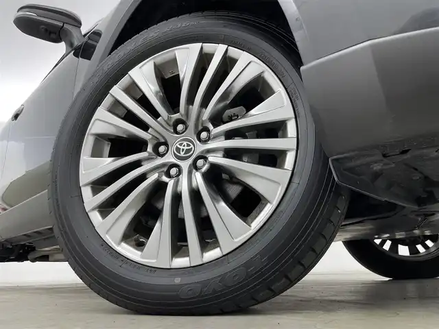 トヨタ ハリアー ハイブリッド Z レザーパッケージ 群馬県 2023(令5)年 1.9万km プレシャスブラックパール パノラミックビューモニター(床下透過表示機能付)/アクセサリーコンセント(AC100V)/＝＝＝＝＝/ディスプレイオーディオ(コネクティッドナビ対応)Plus/・12.3インチHDディスプレイ/・AM/FM/Bluetooth/USB/フルセグTV/・AppleCarPlay/AndroidAuto/JBLサウンド/ブラック本革シート/前席パワーシート/シートヒーター/シートベンチレーション/運転席メモリー機能付/ステアリングヒーター/ステアリングスイッチ/ハンズフリーパワーバックドア(挟み込防止機能/停止位置メモリー機能付)/デジタルインナーミラー(前後方録画機能付)/トヨタセーフティセンス/・プリクラッシュセーフティシステム/・レーントレーシングアシスト/・レーダークルーズコントロール(全車速追従機能付)/・アダプティブハイビームシステム/・ロードサインアシスト/ブラインドスポットモニター/ドライバー異常時対応システム/先行車発進告知機能/パーキングサポートブレーキ(前後方静止物)/電動パーキングブレーキ/オートブレーキホールド/プッシュスタート/スマートキー×2本