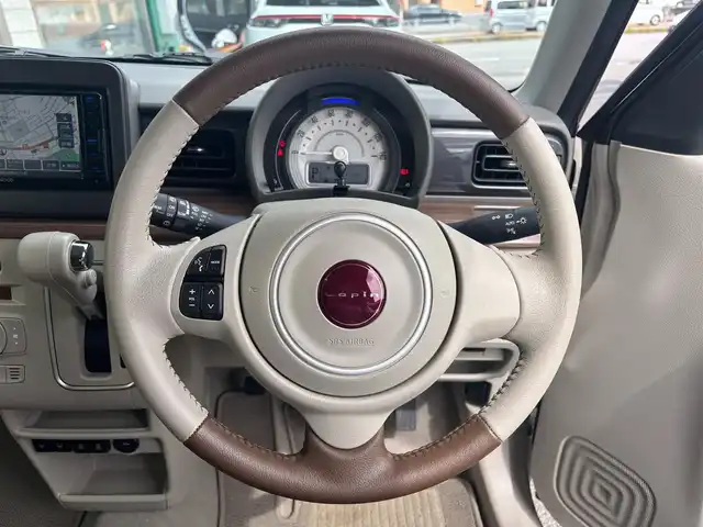 スズキ ラパン ＬＣ X 愛知県 2025(令7)年 0.3万km フォーンベージュメタリック/アーバンブラウン 2トーン SDナビ(ワンセグ/BT/USB/CD/AM/FM)/アラウンドビューモニター/バックカメラ/ETC/シートヒーター/ベンチシート/純正フロアマット/衝突被害軽減システム/ABS/横滑り防止装置/レーンキープアシスト/盗難防止装置/アイドリングストップ/オートライト/オートマチックハイビーム/電動格納式ミラー/コーナーセンサー/スペアキー/スマートキー/保証書/取扱説明書