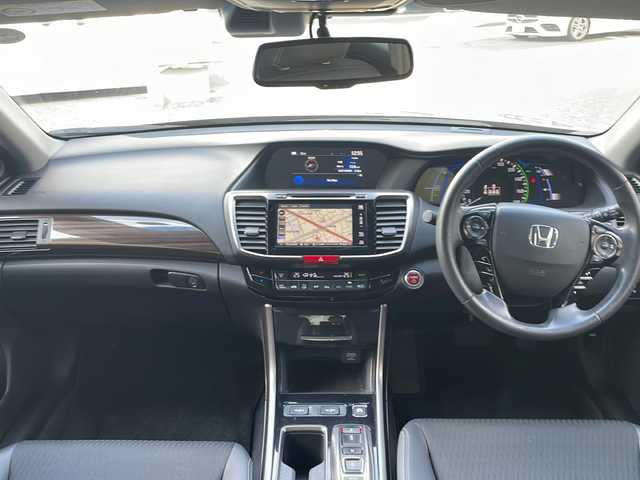 ホンダ アコード ハイブリッド EX 兵庫県 2017(平29)年 6.8万km ルナシルバーM ワンオーナー/純正ナビ　フルセグ、DVD、BT、AM、FM/バックカメラ/衝突被害軽減ブレーキ/コーナーセンサー/車線逸脱警報システム/横滑り防止/ビルトインETC/全席シートヒーター/パワーシート/ハーフレザー/クルーズコントロール/パドルシフト/ステアリングスイッチ/純正フロアマット/プッシュスタート/スマートキー×２