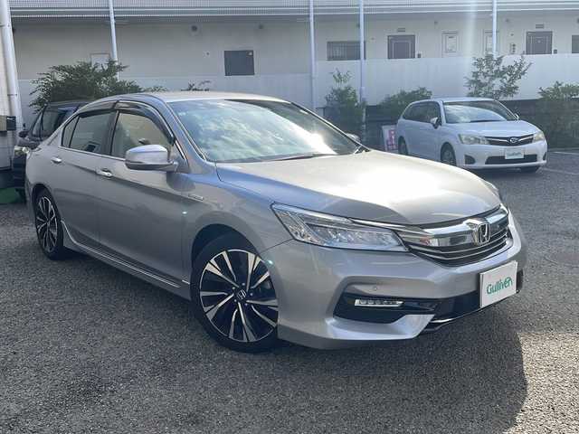 ホンダ アコード ハイブリッド EX 兵庫県 2017(平29)年 6.8万km ルナシルバーM ワンオーナー/純正ナビ　フルセグ、DVD、BT、AM、FM/バックカメラ/衝突被害軽減ブレーキ/コーナーセンサー/車線逸脱警報システム/横滑り防止/ビルトインETC/全席シートヒーター/パワーシート/ハーフレザー/クルーズコントロール/パドルシフト/ステアリングスイッチ/純正フロアマット/プッシュスタート/スマートキー×２