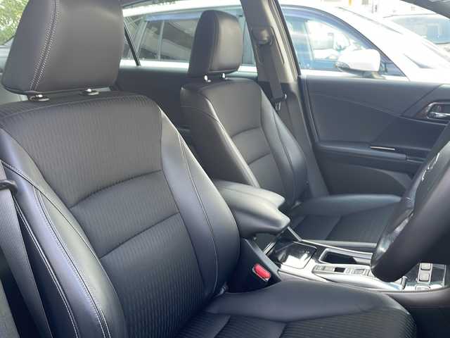 ホンダ アコード ハイブリッド EX 兵庫県 2017(平29)年 6.8万km ルナシルバーM ワンオーナー/純正ナビ　フルセグ、DVD、BT、AM、FM/バックカメラ/衝突被害軽減ブレーキ/コーナーセンサー/車線逸脱警報システム/横滑り防止/ビルトインETC/全席シートヒーター/パワーシート/ハーフレザー/クルーズコントロール/パドルシフト/ステアリングスイッチ/純正フロアマット/プッシュスタート/スマートキー×２