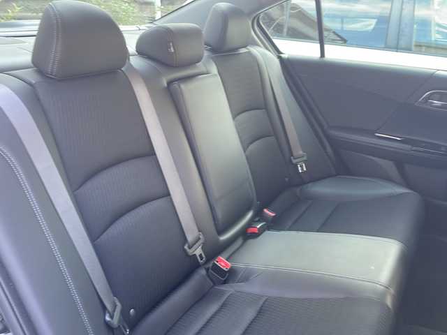 ホンダ アコード ハイブリッド EX 兵庫県 2017(平29)年 6.8万km ルナシルバーM ワンオーナー/純正ナビ　フルセグ、DVD、BT、AM、FM/バックカメラ/衝突被害軽減ブレーキ/コーナーセンサー/車線逸脱警報システム/横滑り防止/ビルトインETC/全席シートヒーター/パワーシート/ハーフレザー/クルーズコントロール/パドルシフト/ステアリングスイッチ/純正フロアマット/プッシュスタート/スマートキー×２